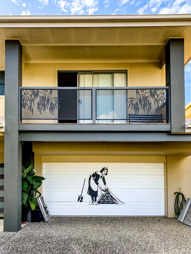 The same balcony design in black.