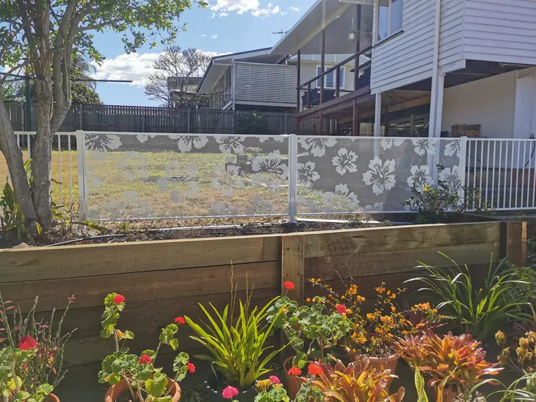 The same Hibiscus panels behind the garden.