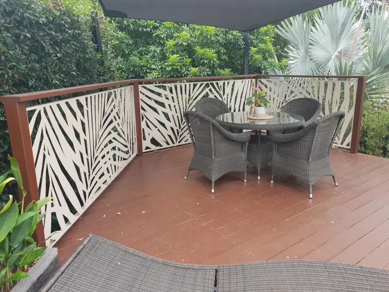 White Palmy panels around an outdoor dining deck.